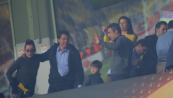 Kadıköy'de tribünlerden sert tepki: Ali Koç başkan Fenerbahçe şampiyon