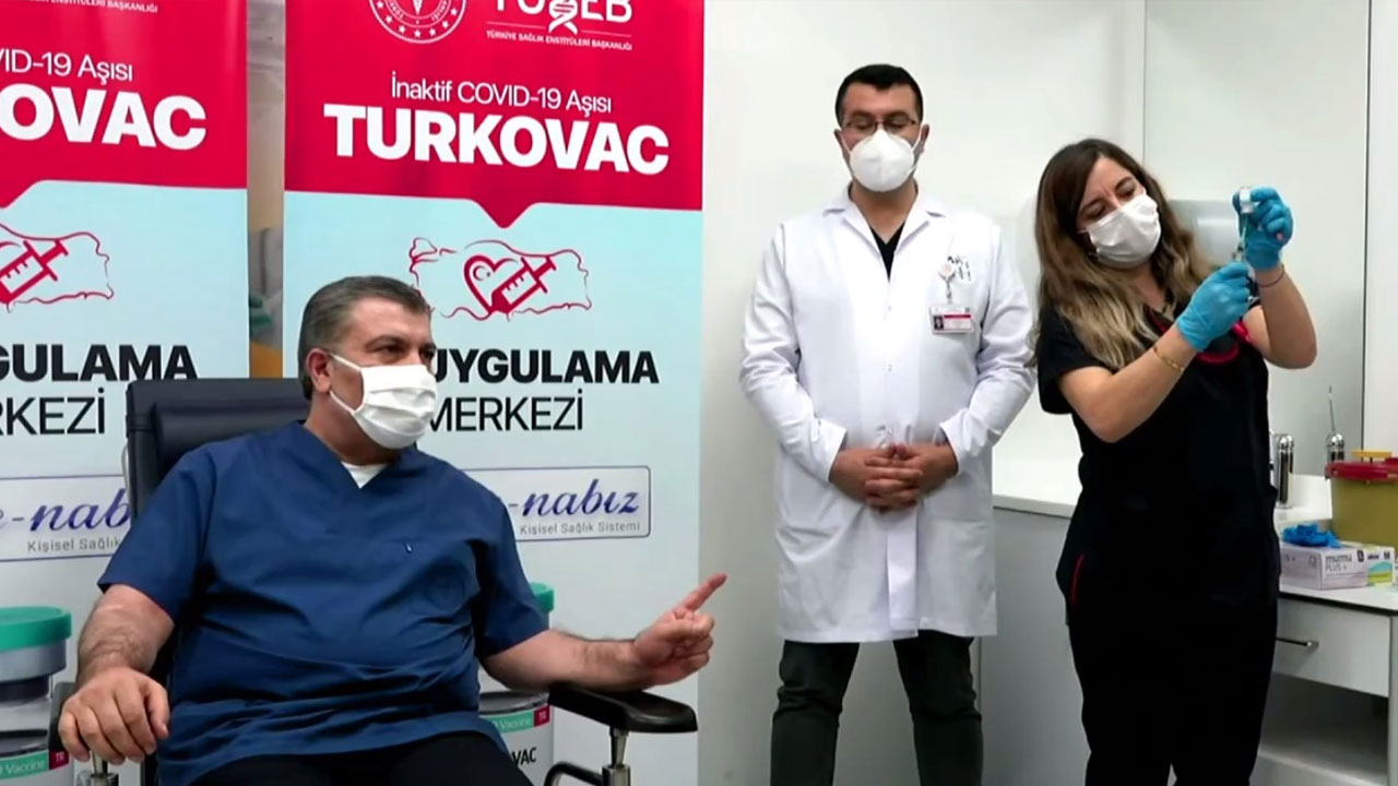 Bakan Koca, hatırlatma dozu olarak TURKOVAC yaptırdı