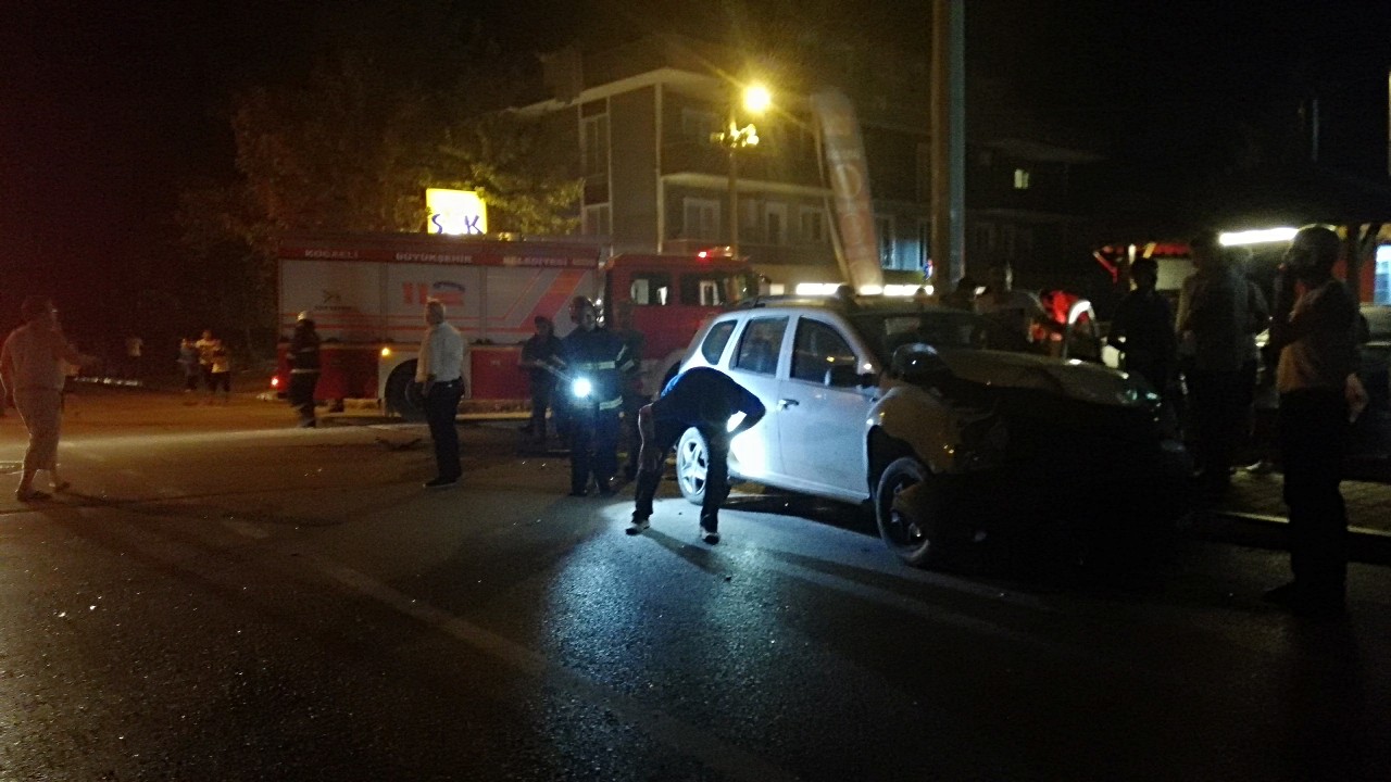 Kocaeli'de iki otomobil çarpıştı: 5 yaralı