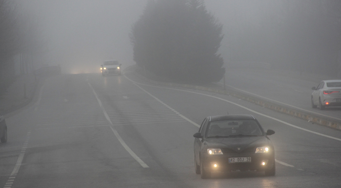 Kocaeli’de yoğun sis D 100’de görüş mesafesini 50 metreye kadar düşürdü