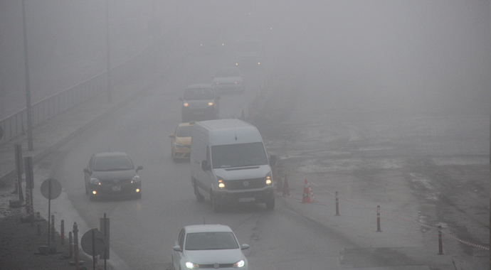 Kocaeli’de yoğun sis D 100’de görüş mesafesini 50 metreye kadar düşürdü