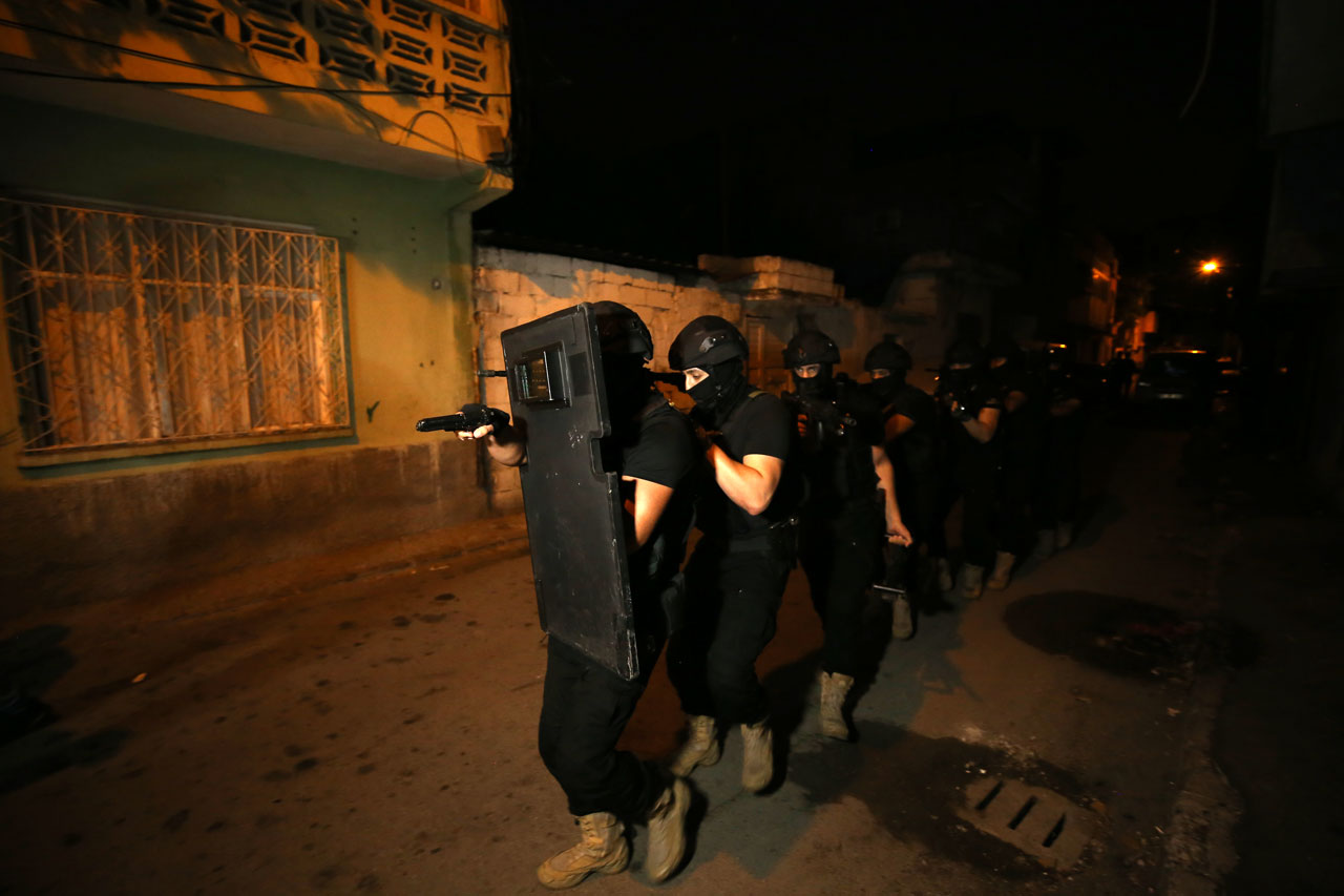 Adana'da DEAŞ'a şafak operasyonu: 7 gözaltı Adana'da DEAŞ'a şafak operasyonu: 7 gözaltı
