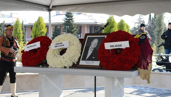 Mustafa Koç'un tabutuna üç çiçek