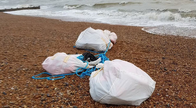 İngiltere’de Sussex sahiline paketler içinde bir ton kokain vurdu