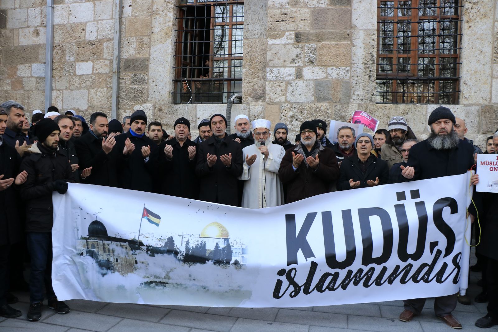 Konya'da sabah namazı sonrası ABD'ye Kudüs tepkisi