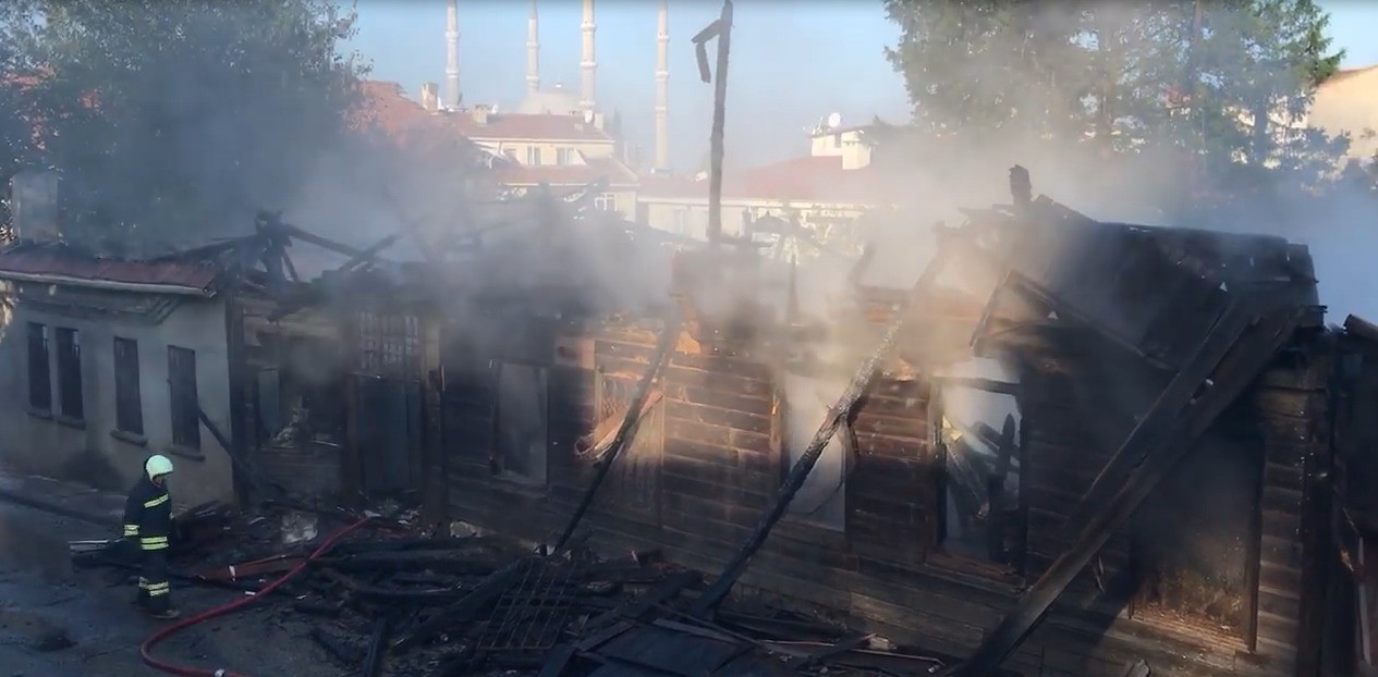 Tarihi konak kül oldu