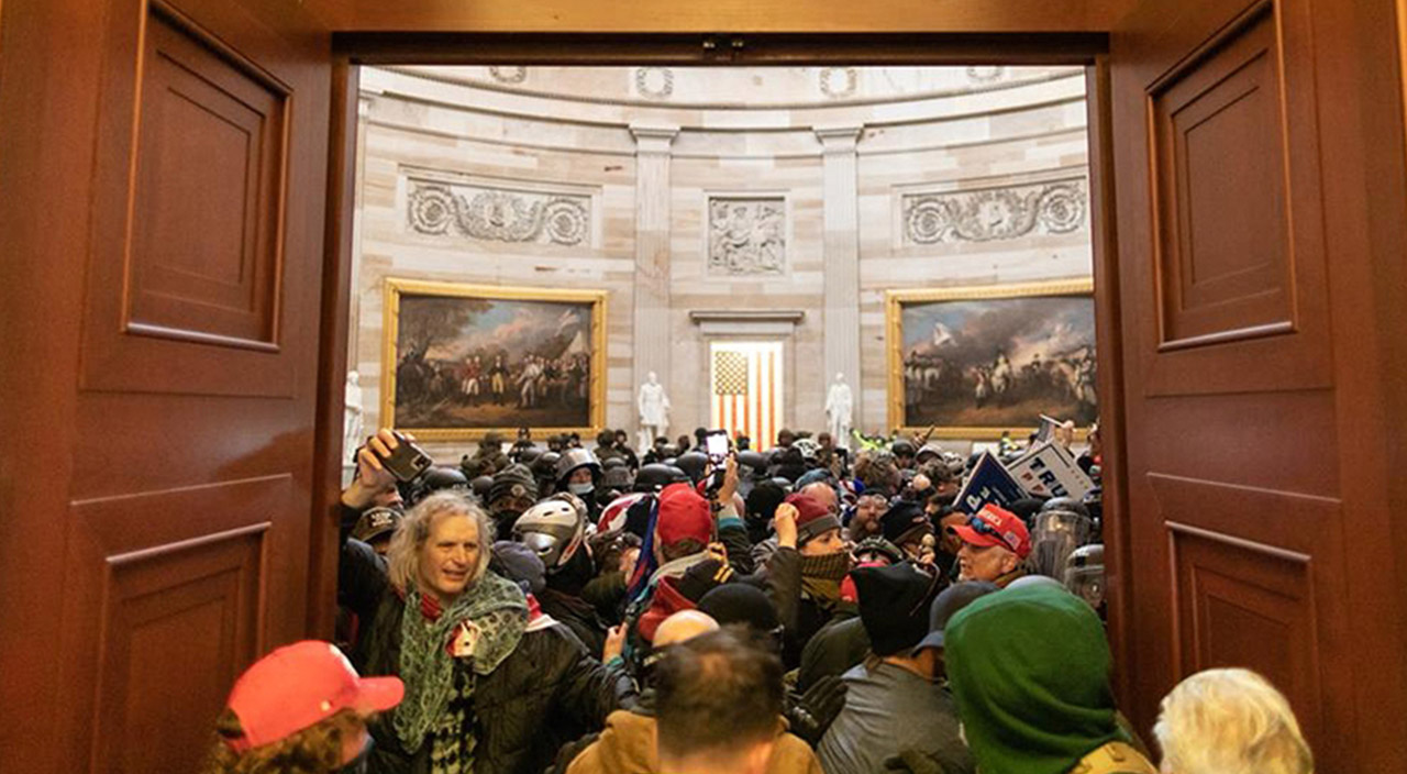Eski Beyaz Saray çalışanından Trump'ın başını ağrıtacak ifade: Silahlı olduklarını biliyordu Eski Beyaz Saray çalışanından Trump'ın başını ağrıtacak ifade: Silahlı olduklarını biliyordu