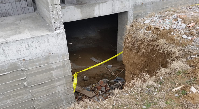 Asansör boşluğunda ölü bulundu