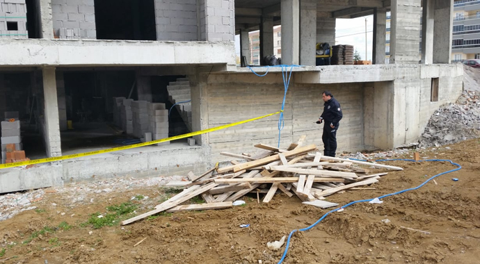 Asansör boşluğunda ölü bulundu