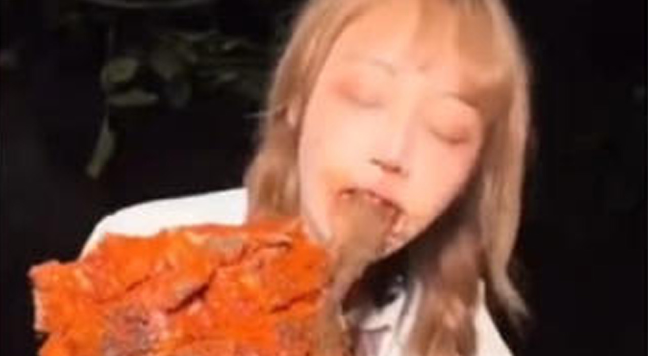 Canlı yayında köpekbalığı yemişti: 10 yıl hapsi isteniyor