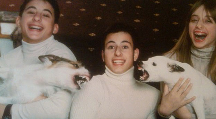 Aile fotoğrafını mahveden köpekler