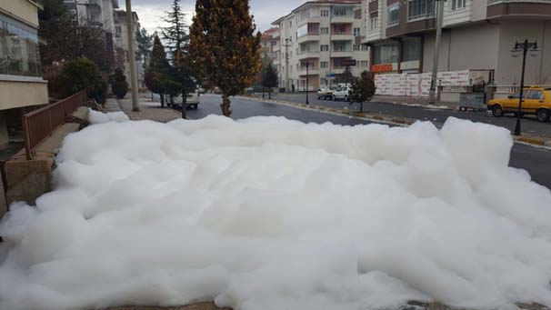 Niğde'de esrarengiz köpük yollara taştı!