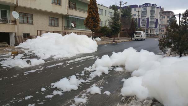 Niğde'de esrarengiz köpük yollara taştı!