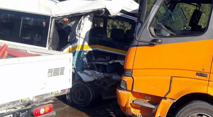İzmir'de kamyon, yolcu minibüsüne çarptı: 3'ü ağır 13 yaralı
