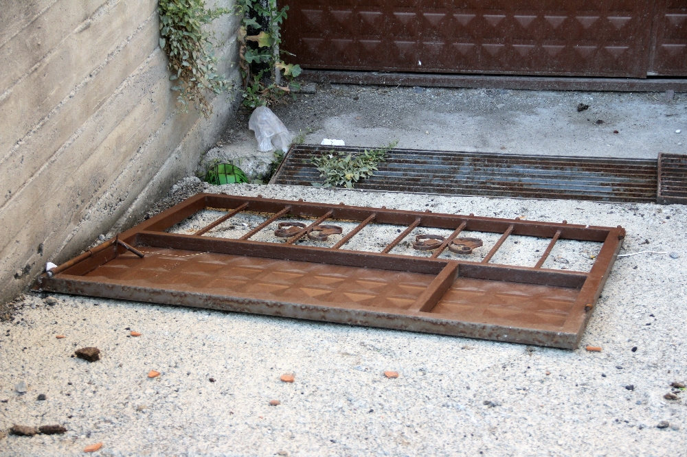 Demir kapının altında kalan çocuk hayatını kaybetti