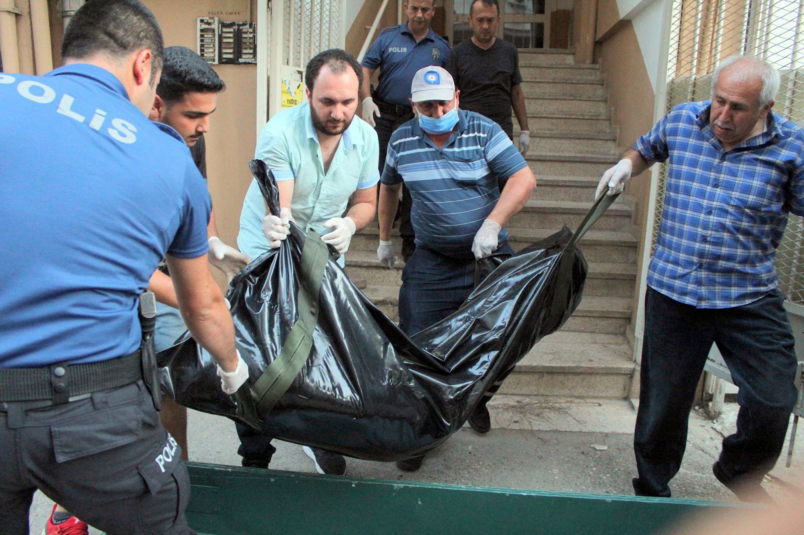 İtfaiyenin pencereden girdiği evde korkunç manzara İtfaiyenin pencereden girdiği evde korkunç manzara