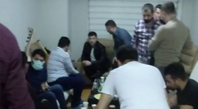 Canlı yayındaki sıra gecesine polis baskını