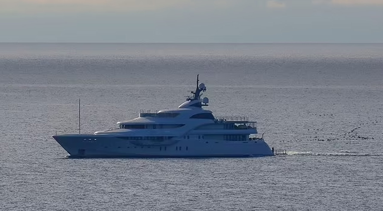 Putin'in süper yatı 'katil balina' adıyla Estonya kıyılarında görüldü