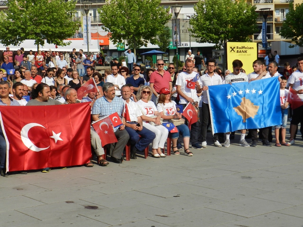 Kosova, Türkiye için yürüdü