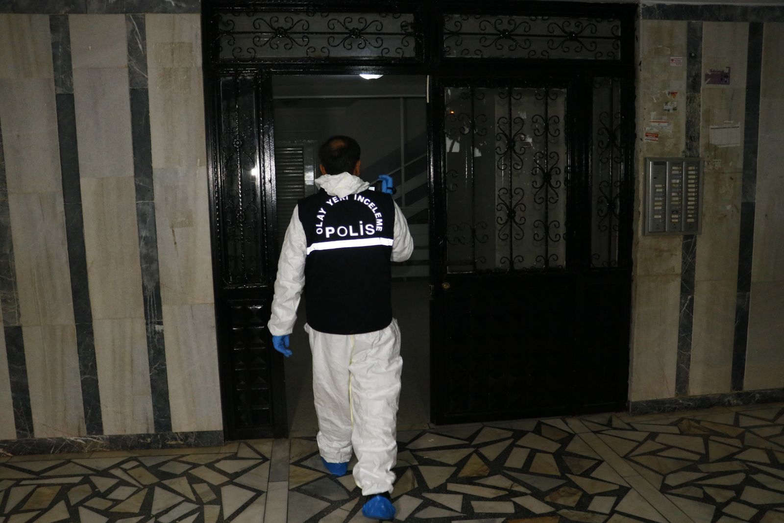 Kötü kokular gelen dairede yaşlı adamın cesedi çıktı