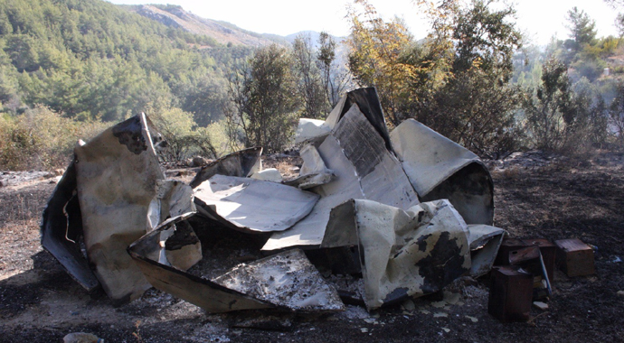 Yangın traktör ve arı evini küle çevirdi