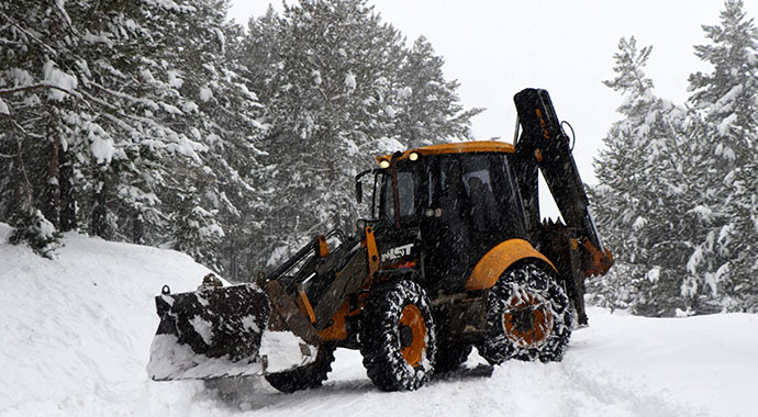 Erzincan’da kar yağışı nedeniyle 37 köy yolu ulaşıma kapandı