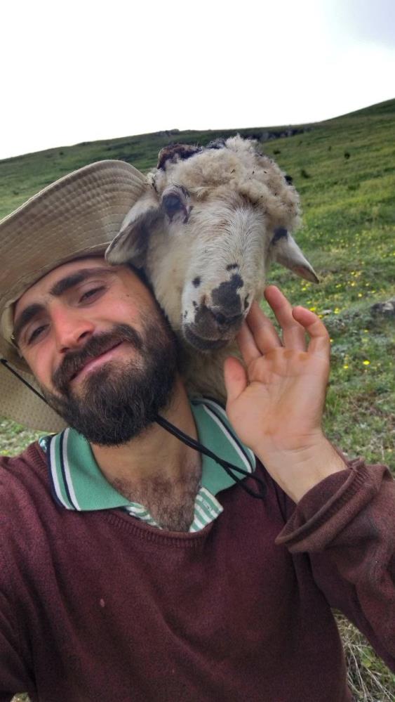 Boğası ve koyunu ile kurduğu iletişim hayrete düşürüyor