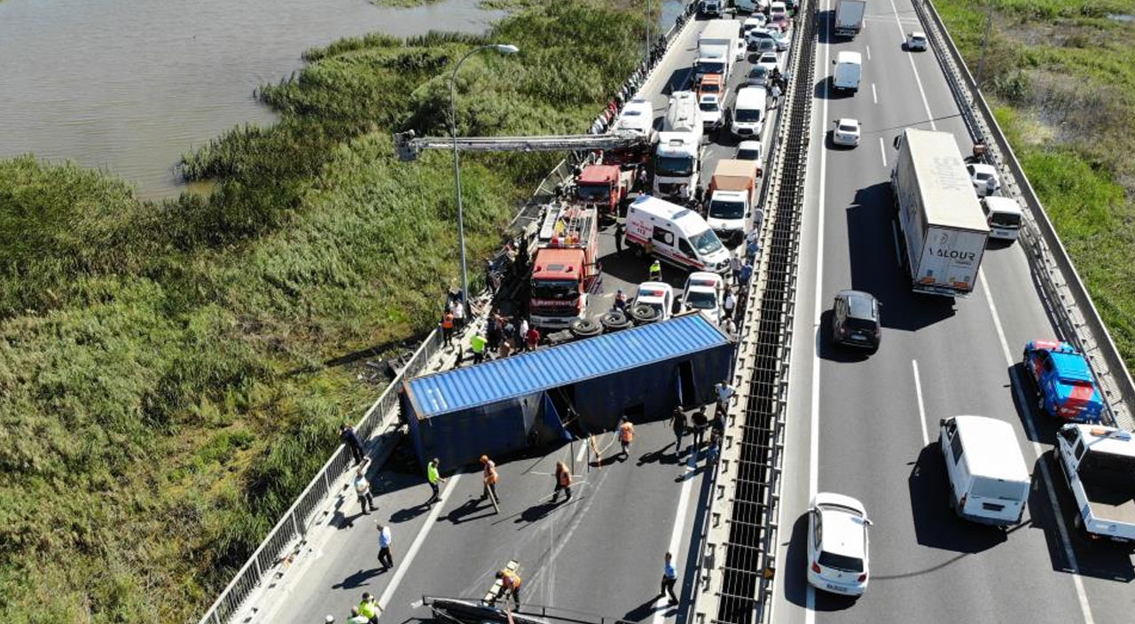 TEM Büyükçekmece mevkiinde feci kaza: Tır devrildi, sürücü göle uçtu