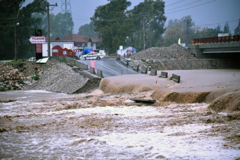Meteoroloji uyarmıştı! Antalya'da köprü çöktü, yollar kapandı