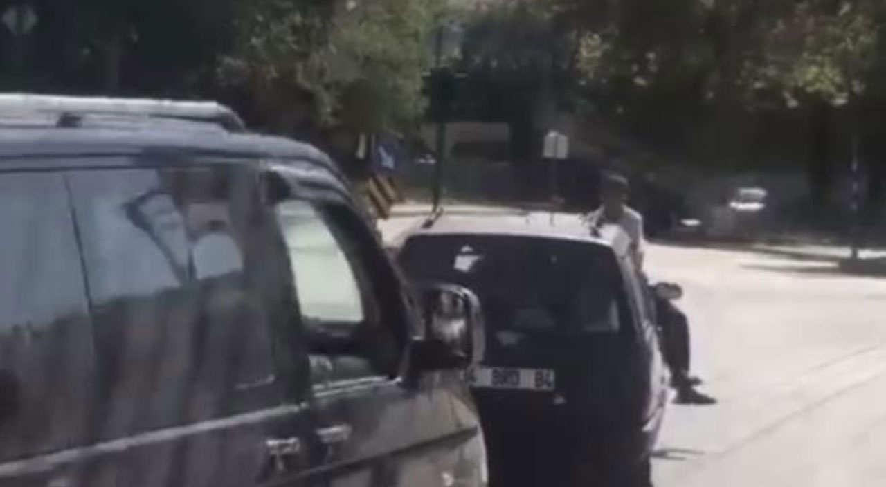 Tehlikeli yolculuk kamerada: 5 kişilik otomobile 11 kişi bindiler