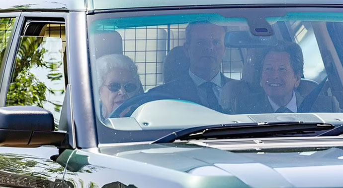 Kraliçe Elizabeth 95 yaşında direksiyon başında Kraliçe Elizabeth 95 yaşında direksiyon başında