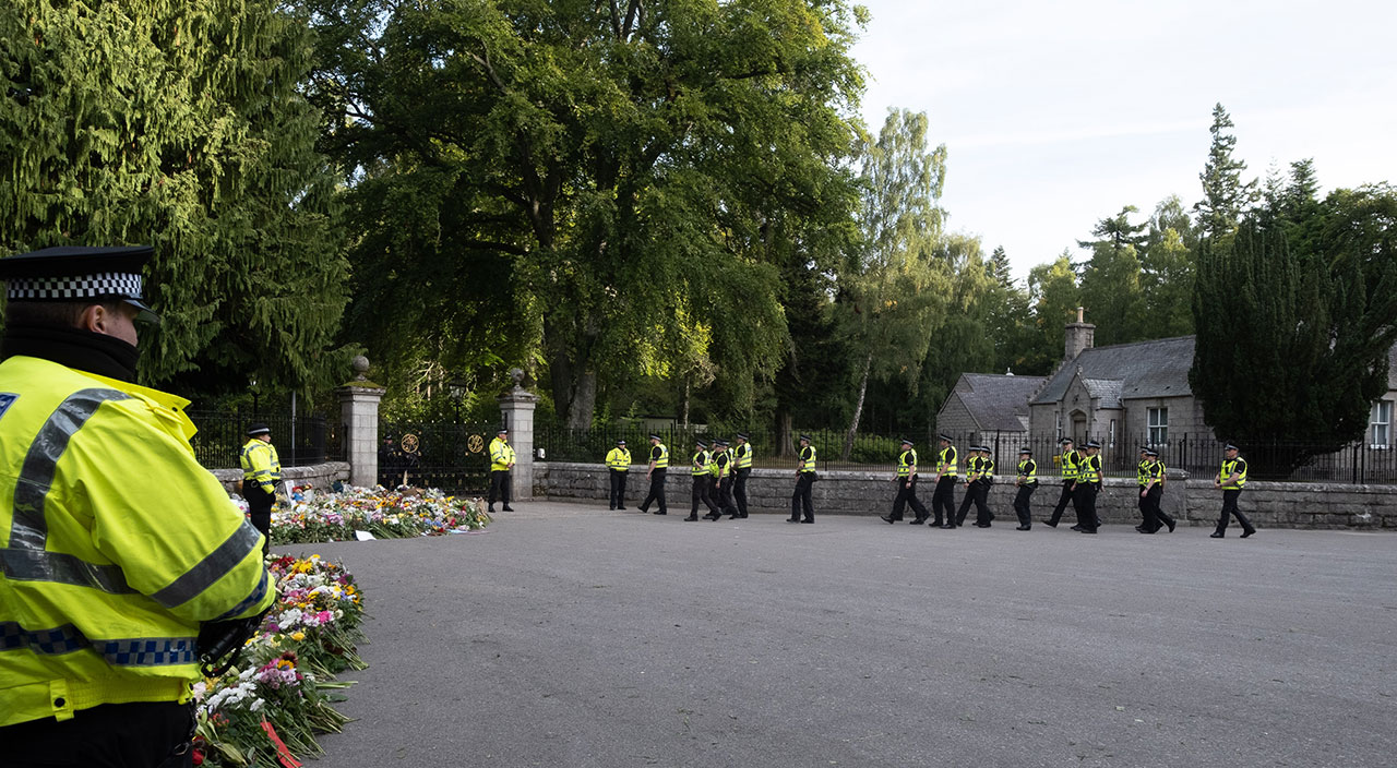 Kraliçe II. Elizabeth'in cenazesi Holyroodhouse Sarayı'na ulaştı