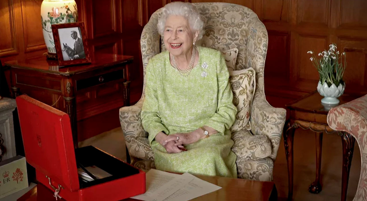 Fotoğrafta iki detay dikkat çekti... Kral 3. Charles'tan görev başında ilk kare