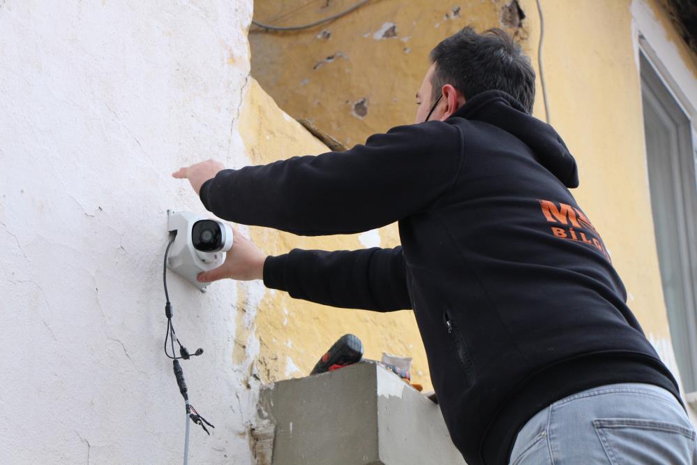 Yaşlı kadın, kredi çekip sokağa güvenlik kamerası taktırdı