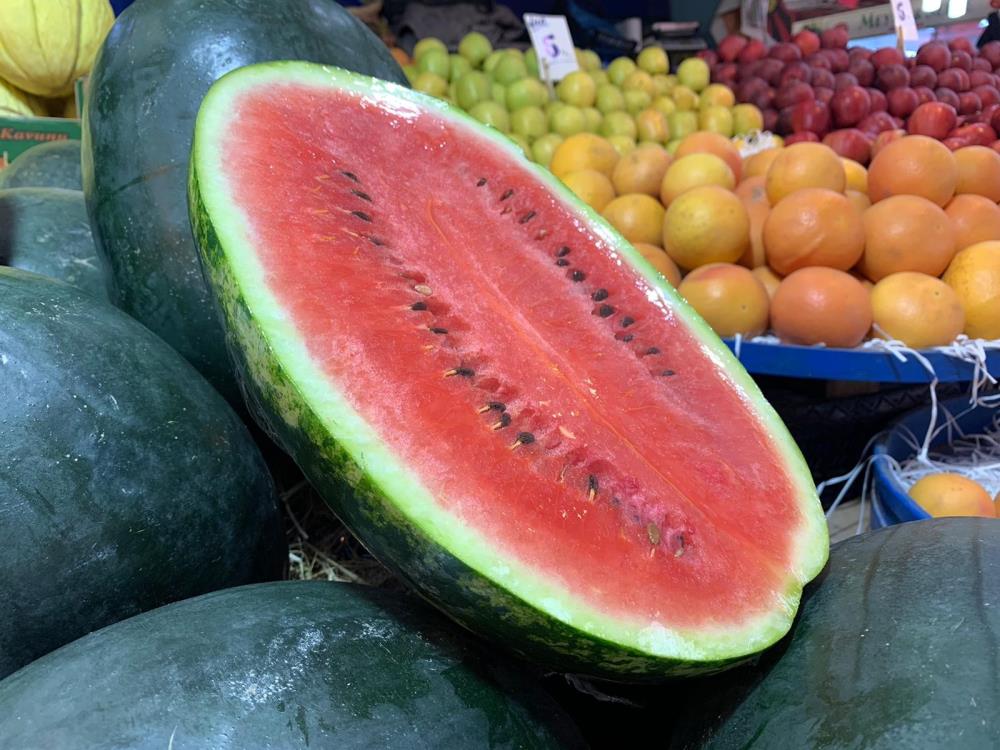 Karpuz satışa çıktı, kilosu 15 TL'den satılıyor Karpuz satışa çıktı, kilosu 15 TL'den satılıyor