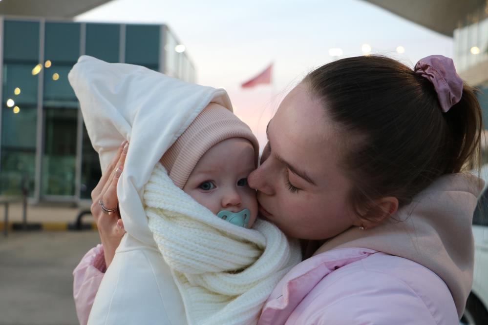 Ukrayna'dan kaçıp Türkiye'ye gelen gözü yaşlı kadın anlattıklarıyla duygulandırdı