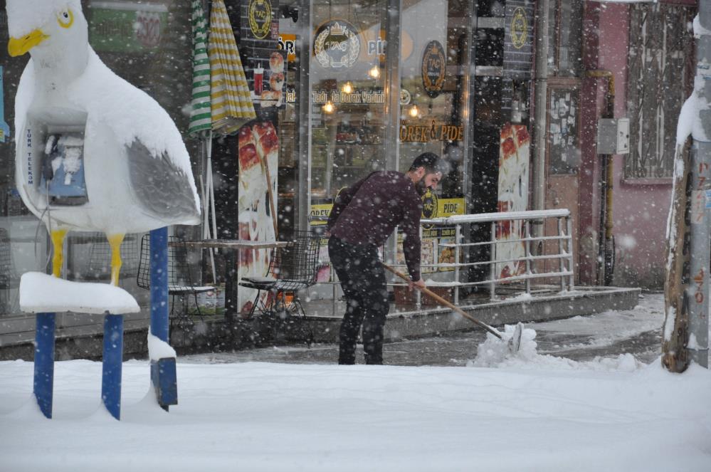 Kar kalınlığı 20 cm'i geçti! Nisan ayında kışı yaşıyorlar