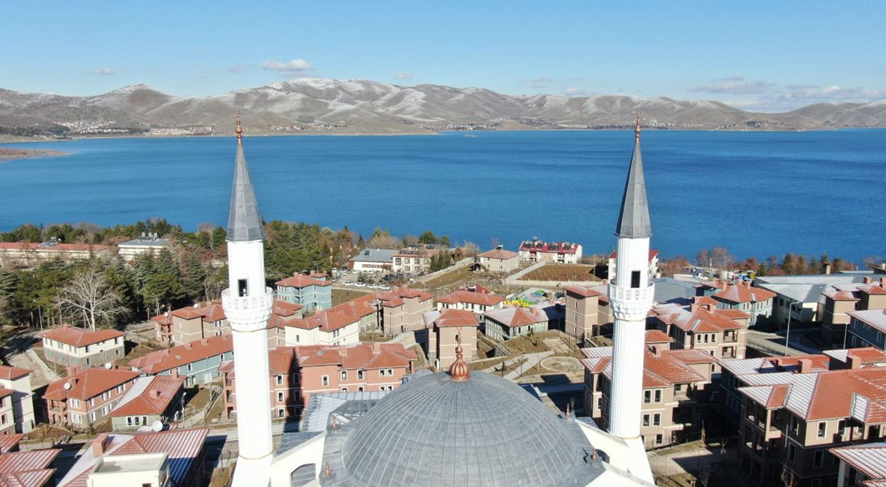 Göl manzaralı TOKİ evleri depremzedelere teslim edildi Göl manzaralı TOKİ evleri depremzedelere teslim edildi
