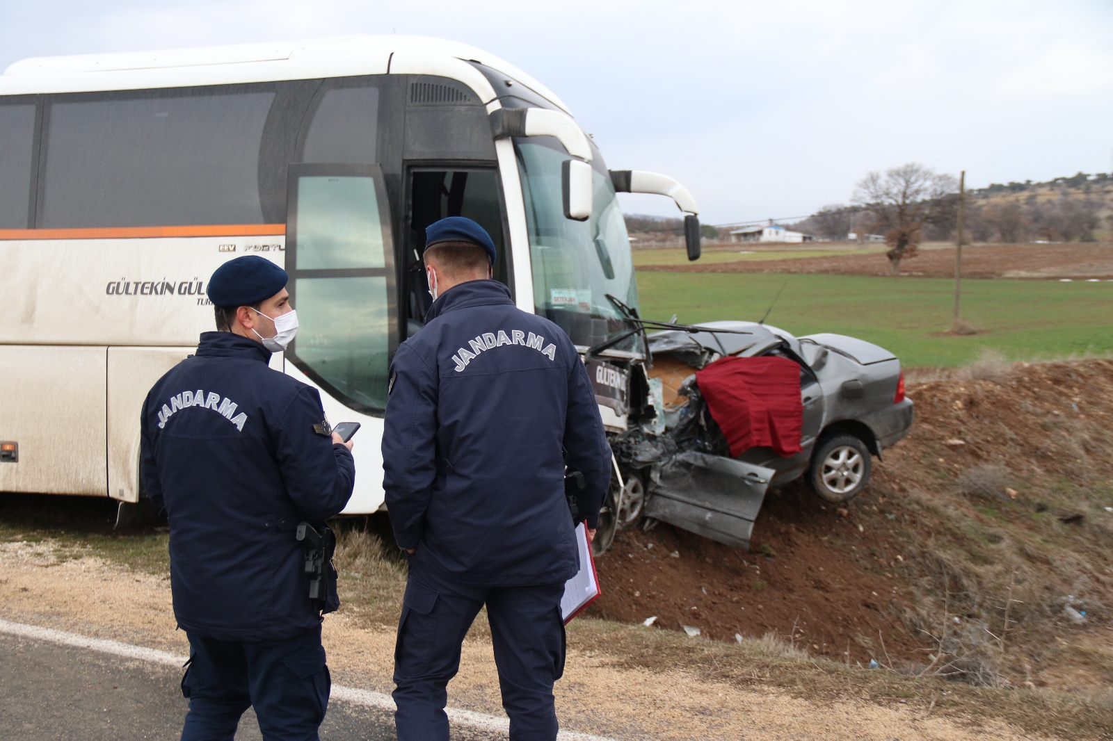 Katliam gibi kaza! Servis otobüsü ile otomobil çarpıştı