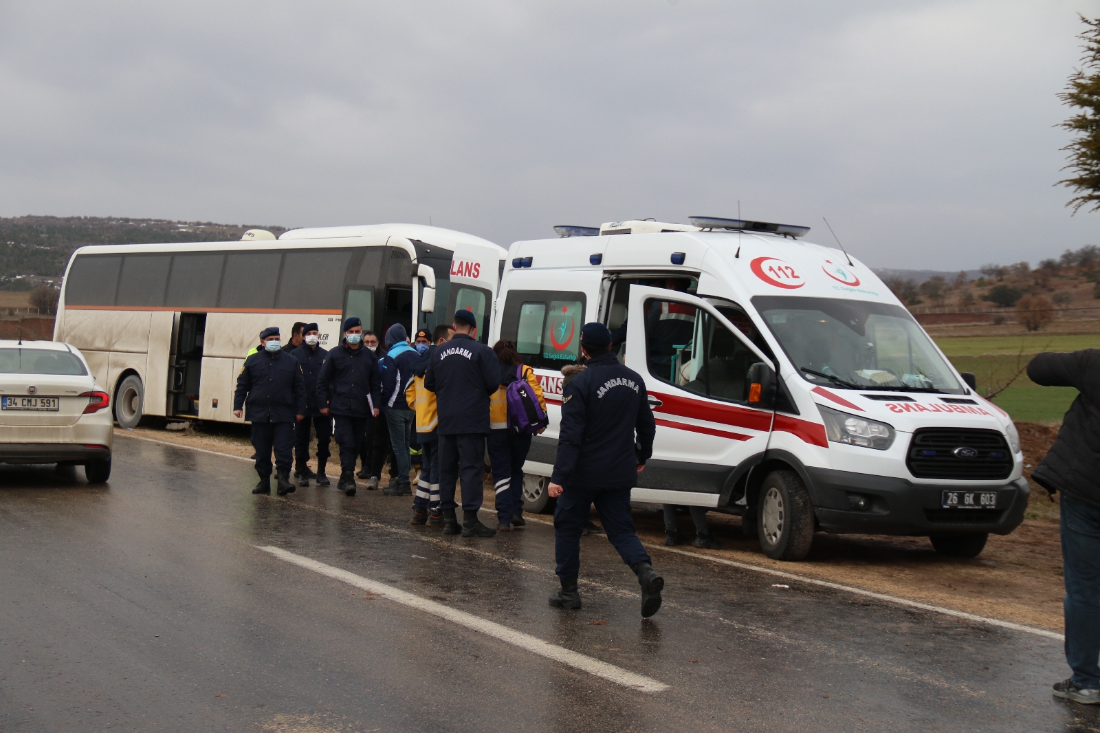 Katliam gibi kaza! Servis otobüsü ile otomobil çarpıştı