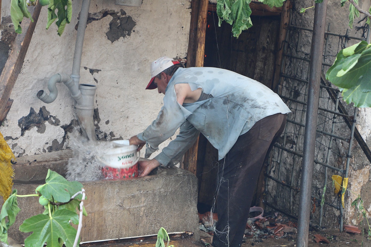 Kula'da 2 katlı ahşap ev kül oldu