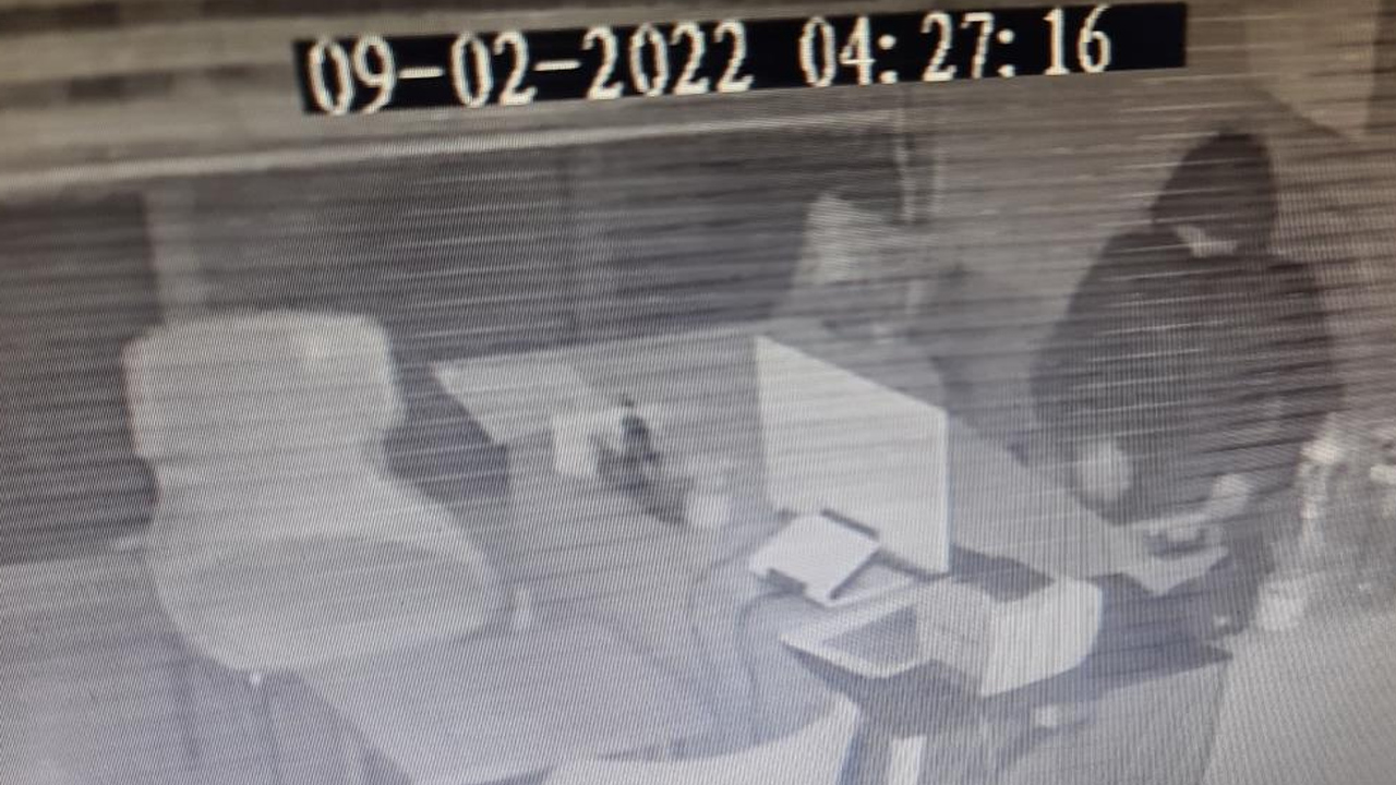 Kültürlü hırsız paralarla beraber kitapları da çaldı