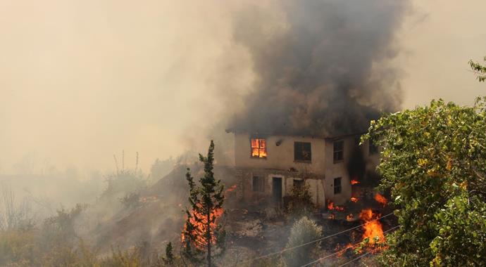 Kumluca'da orman yangını: 4 ev yandı