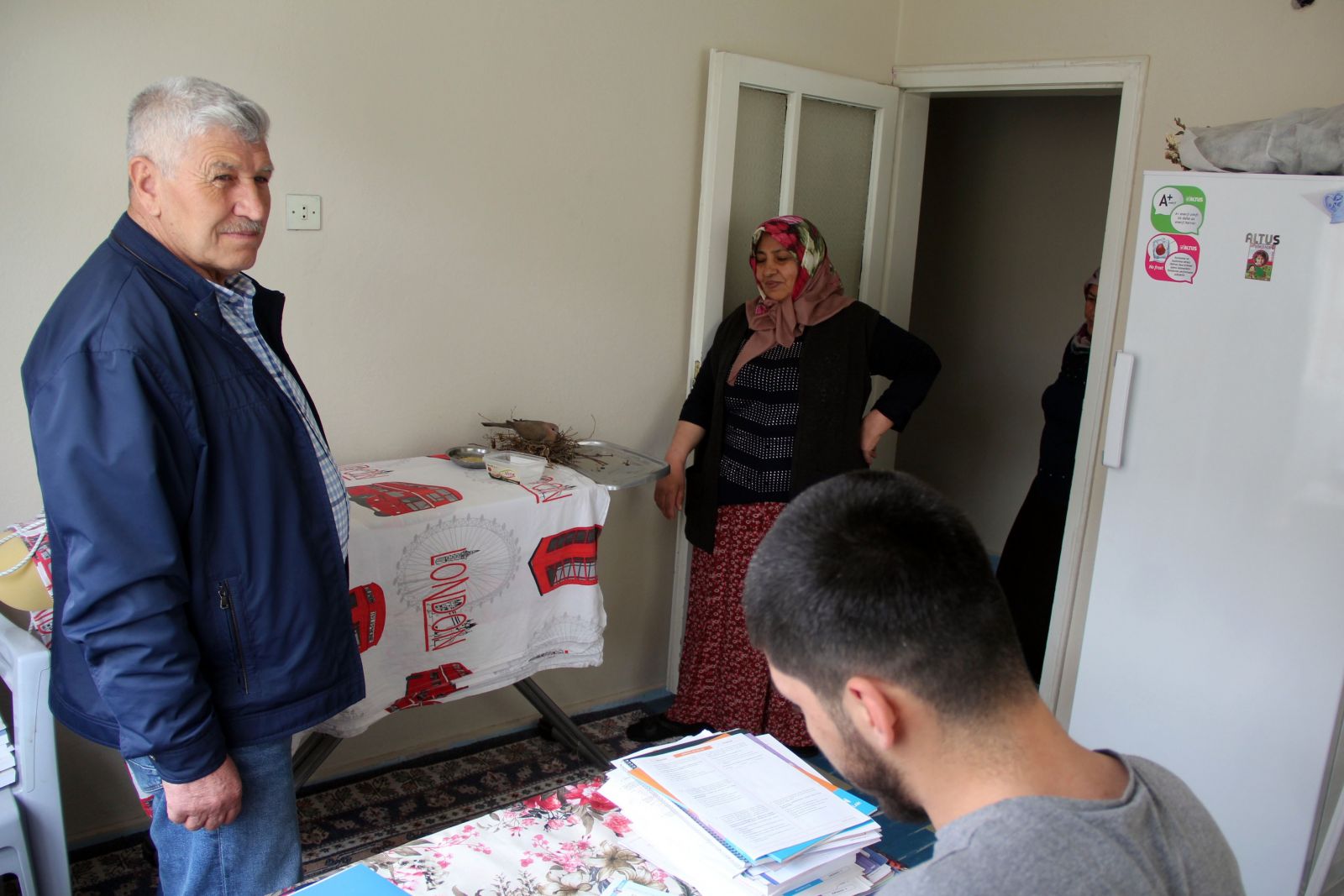 Kumru ütü masasına yuva yaptı! ‘Bu işte bir hayır vardır’ deyip gözlerini oradan ayırmıyorlar