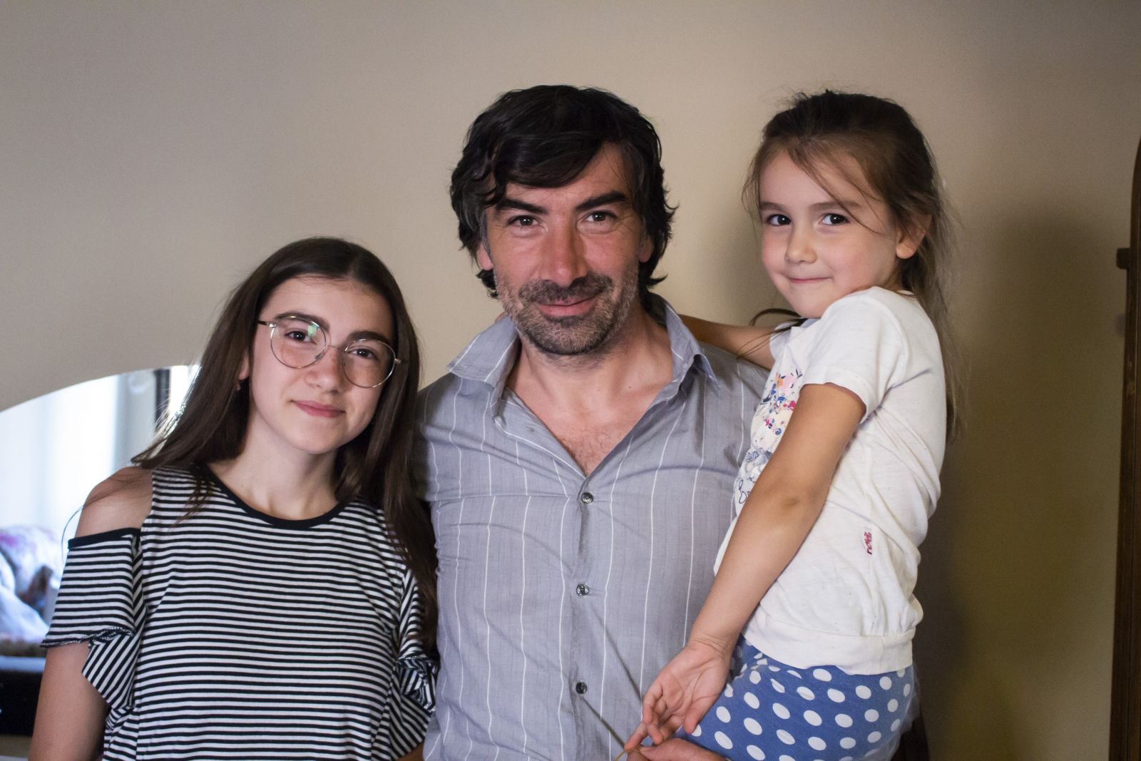 Kuşlar oturma odasının avizesine yuva yaptı