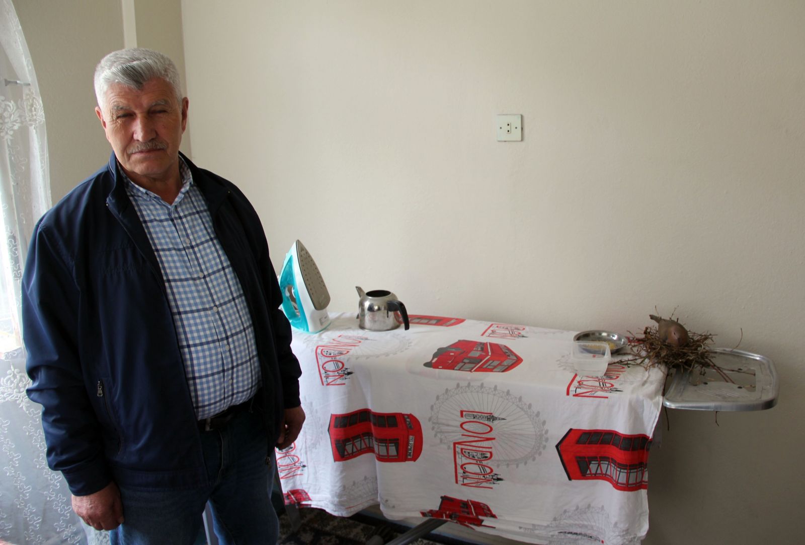 Kumru ütü masasına yuva yaptı! ‘Bu işte bir hayır vardır’ deyip gözlerini oradan ayırmıyorlar