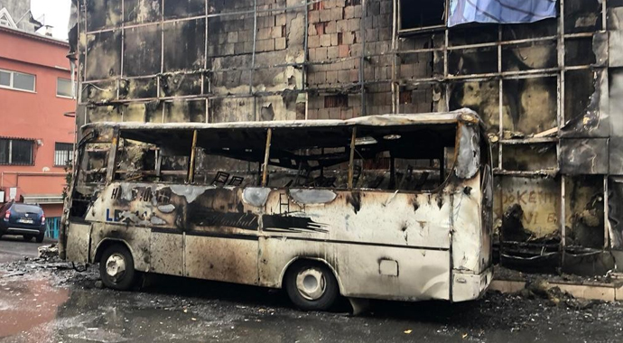 Kağıthane’de uyuşturucu madde etkisindeki şahıs tiner döküp midibüsü kundakladı