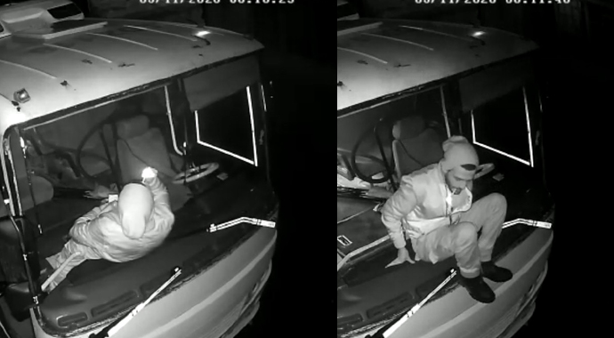 Kağıthane’de uyuşturucu madde etkisindeki şahıs tiner döküp midibüsü kundakladı