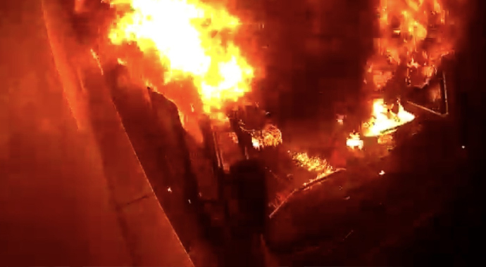 Kağıthane’de uyuşturucu madde etkisindeki şahıs tiner döküp midibüsü kundakladı