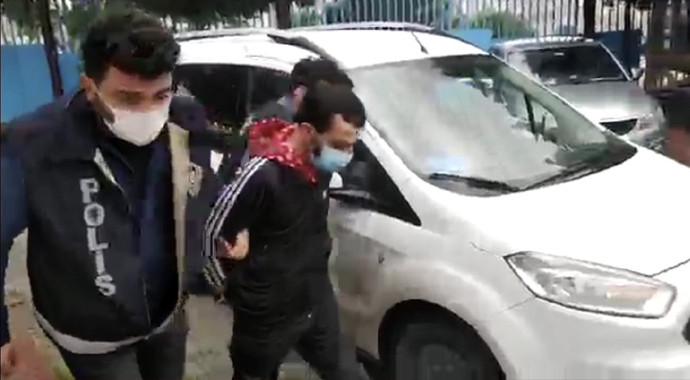 Kağıthane’de uyuşturucu madde etkisindeki şahıs tiner döküp midibüsü kundakladı